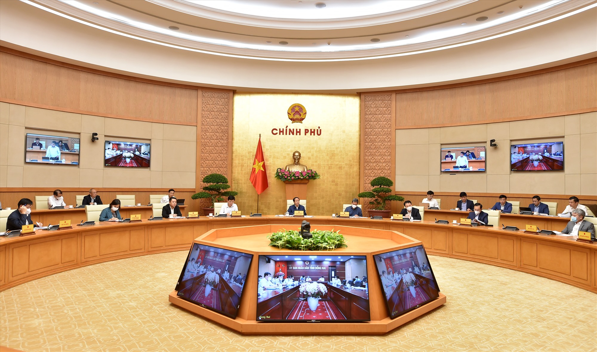 Đây là một trong nhiều cuộc giao ban tiến độ mà Phó Thủ tướng Lê Văn Thành chủ trì để thúc đẩy các dự án trọng điểm - Ảnh VGP/Đức Tuân