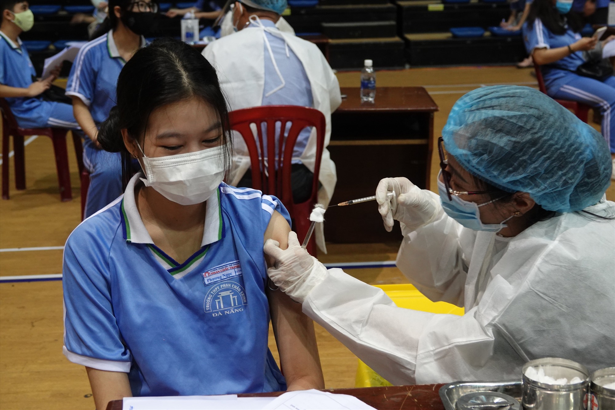 Có khoảng 45.485 học sinh được tiêm vaccine phòng COVID-19 trong đợt này. Học sinh khối 12 là được tiêm đầu tiên. Ảnh: VGP/Lưu Hương