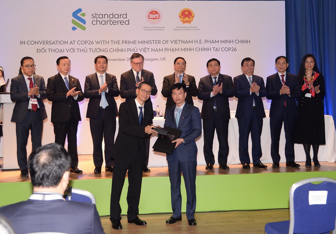 Thủ tướng cũng chứng kiến lễ trao các biên bản ghi nhớ với tổng giá trị 8,5 tỷ USD cho 3 doanh nghiệp Việt Nam nhằm hỗ trợ các dự án phát triển bền vững. Ảnh TTXVN