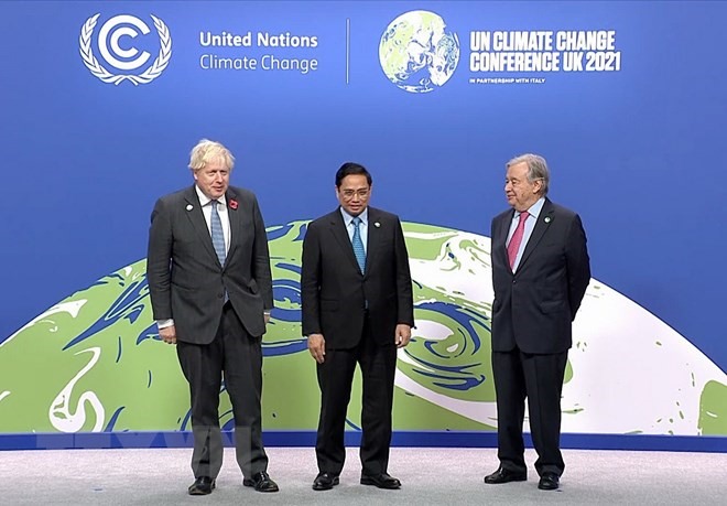 Thủ tướng Anh Boris Johnson và Tổng Thư ký Liên Hợp Quốc Antonio Guterres đón Thủ tướng Phạm Minh Chính tham dự Hội nghị. Ảnh TTXVN