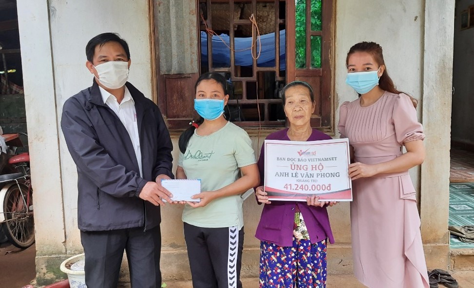 Trước sự chứng kiến của chính quyền địa phương, đại diện Báo VietNamNet trao số tiền hơn 41 triệu đồng đến gia đình anh Lê Văn Phong - Ảnh: H.L