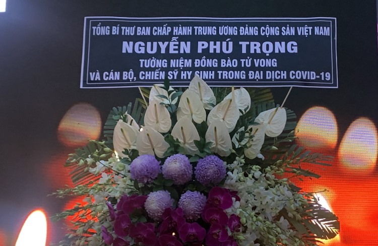 Tổng Bí thư Nguyễn Phú Trọng gửi lẵng hoa tưởng niệm đồng bào tử vong và cán bộ, chiến sĩ hy sinh trong đại dịch COVID-19 tại Hội trường Thống Nhất.