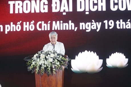 Phát biểu tại buổi Lễ, ông Đỗ Văn Chiến, Chủ tịch Ủy ban Trung ương Mặt trận Tổ quốc Việt Nam, bày tỏ lòng thành kính, chia buồn sâu sắc đối với gia đình có người tử vong do dịch COVID-19