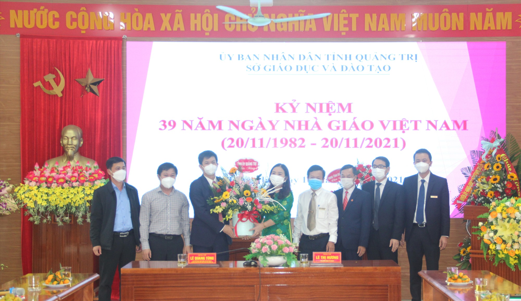Bí thư Tỉnh ủy Lê Quang Tùng tặng hoa chúc mừng Sở GD&ĐT nhân kỷ niệm 39 năm Ngày Nhà giáo Việt Nam 20/11 - Ảnh: MĐ