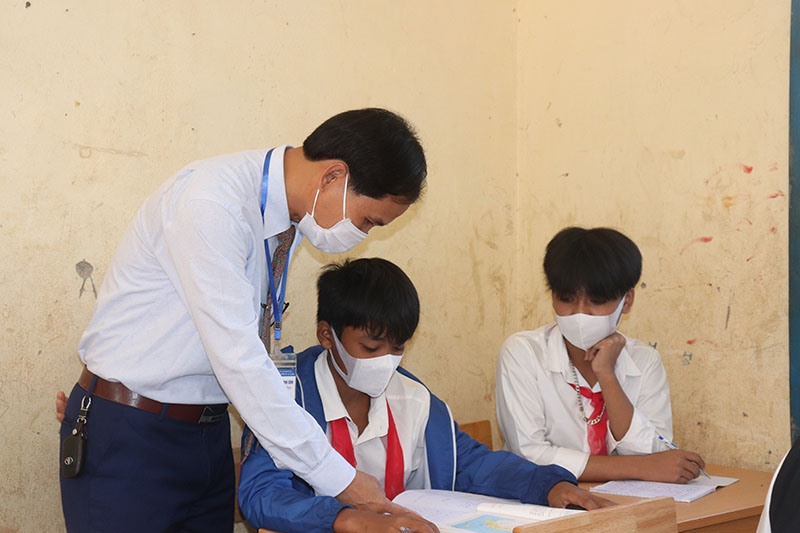 Thầy Nguyễn Thanh Bình luôn quan tâm, sâu sát quá trình học tập của học sinh - Ảnh: T.P