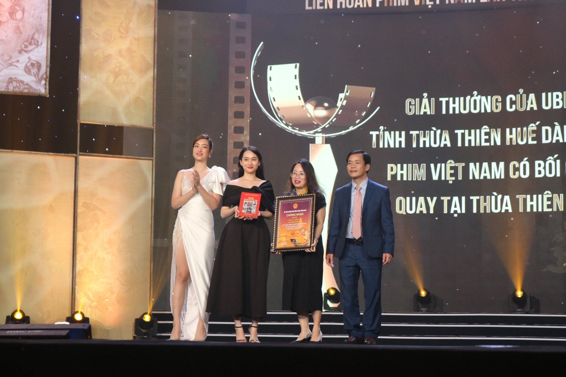 Phim “Mắt biếc” nhận giải thưởng do UBND tỉnh Thừa Thiên Huế trao tặng, là phim được thực hiện nhiều cảnh quay tại Huế và đã tạo hiệu ứng tích cực sau khi phim khởi chiếu. Ảnh: VGP