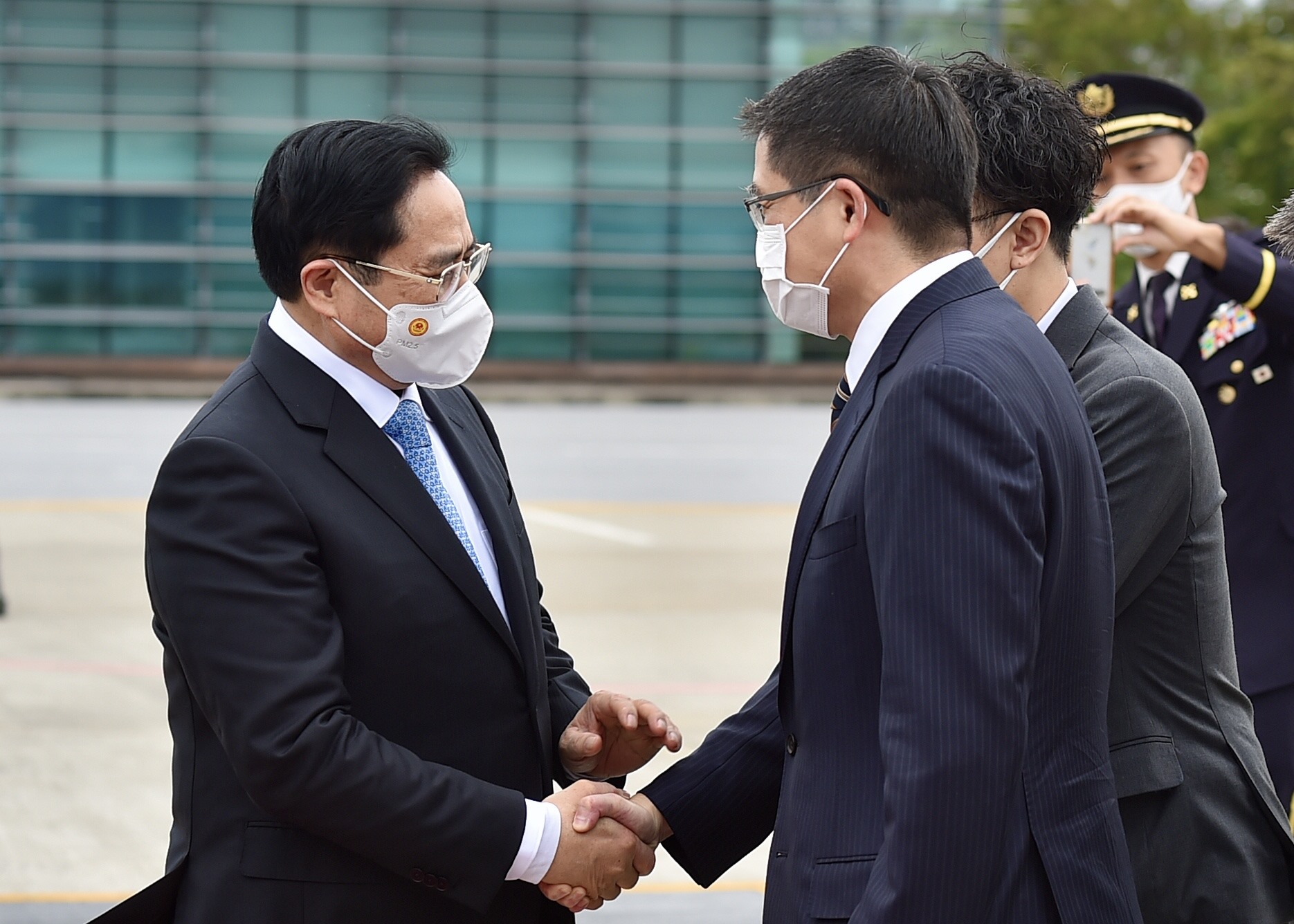 Thủ tướng Chính phủ Phạm Minh Chính và đoàn đại biểu cấp cao Việt Nam rời Hà Nội, lên đường thăm chính thức Nhật Bản theo lời mời của Thủ tướng Nhật Bản Kishida Fumio. Ảnh: VGP/Nhật Bắc