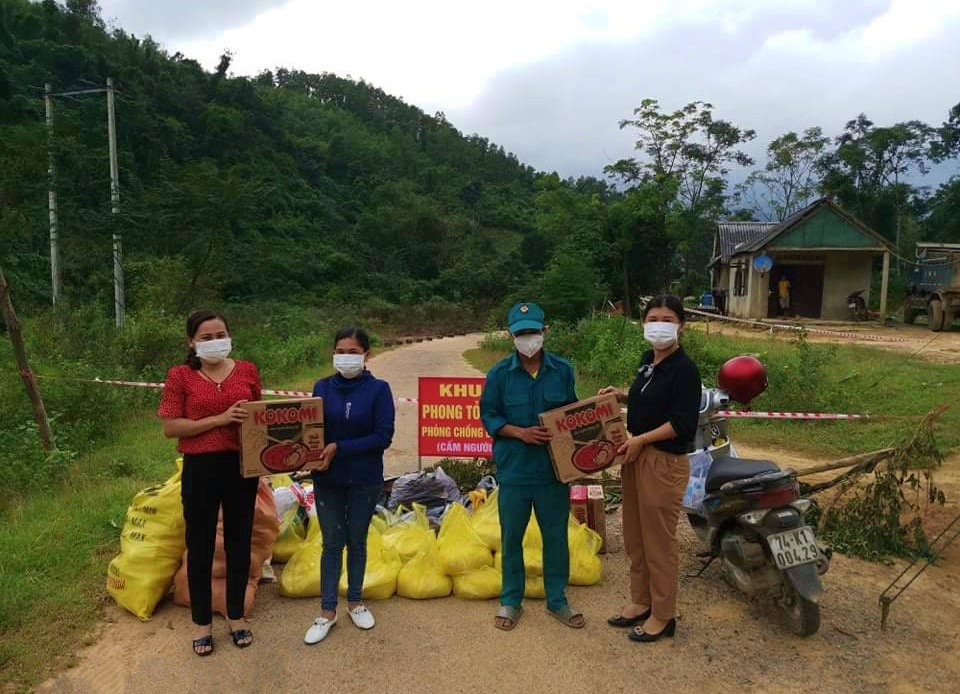 Cán bộ Hội LHPN huyện Đakrông hỗ trợ lương thực, thực phẩm cho hội viên ở khu vực phong tỏa tạm thời - Ảnh: Q.Đ
