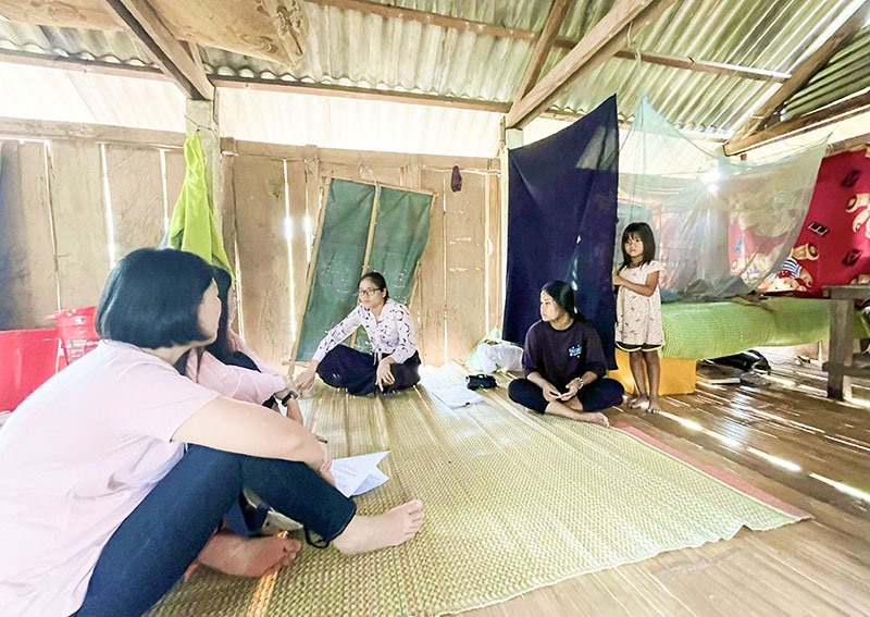 Sở LĐ,TB&XH thăm hỏi, động viên gia đình có phụ nữ bị bạo lực tại huyện Đakrông -Ảnh: SLĐ