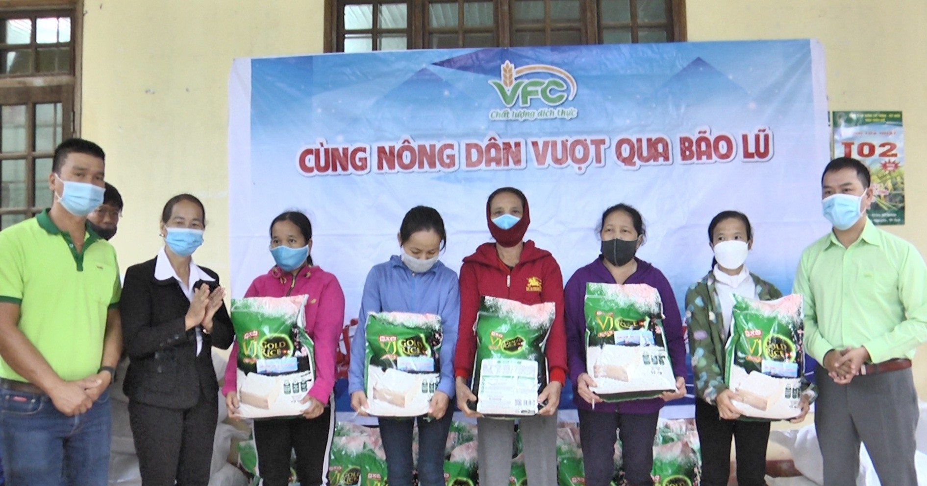 Công ty Cổ phần Khử trùng Việt Nam trao hỗ trợ tại xã Vĩnh Long- Ảnh: NĐ