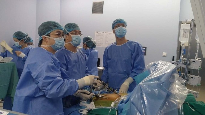Kíp bác sĩ thực hiện thành công kỹ thuật phẫu thuật nội soi lấy mảnh ghép gan phải để ghép.