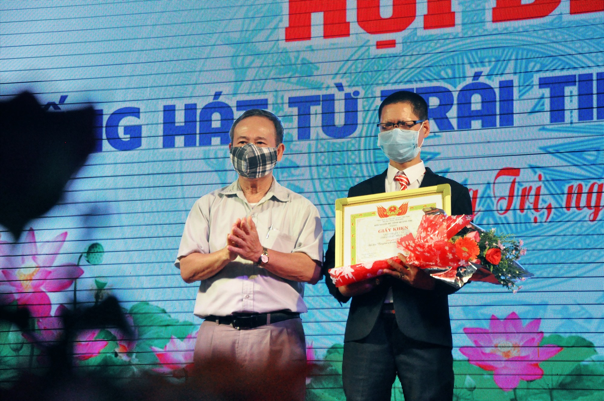 Hội viên Nguyễn Quang đến từ Hội Người mù thành phố Đông Hà vinh dự nhận giải A của hội thi “Tiếng hát từ trái tim” lần thứ VI - Ảnh: Q.Đ