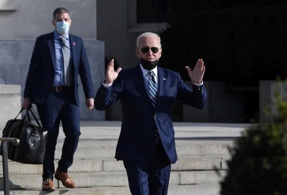 Ông Biden rời bệnh viện sau hơn 1 giờ 30 phút điều trị.