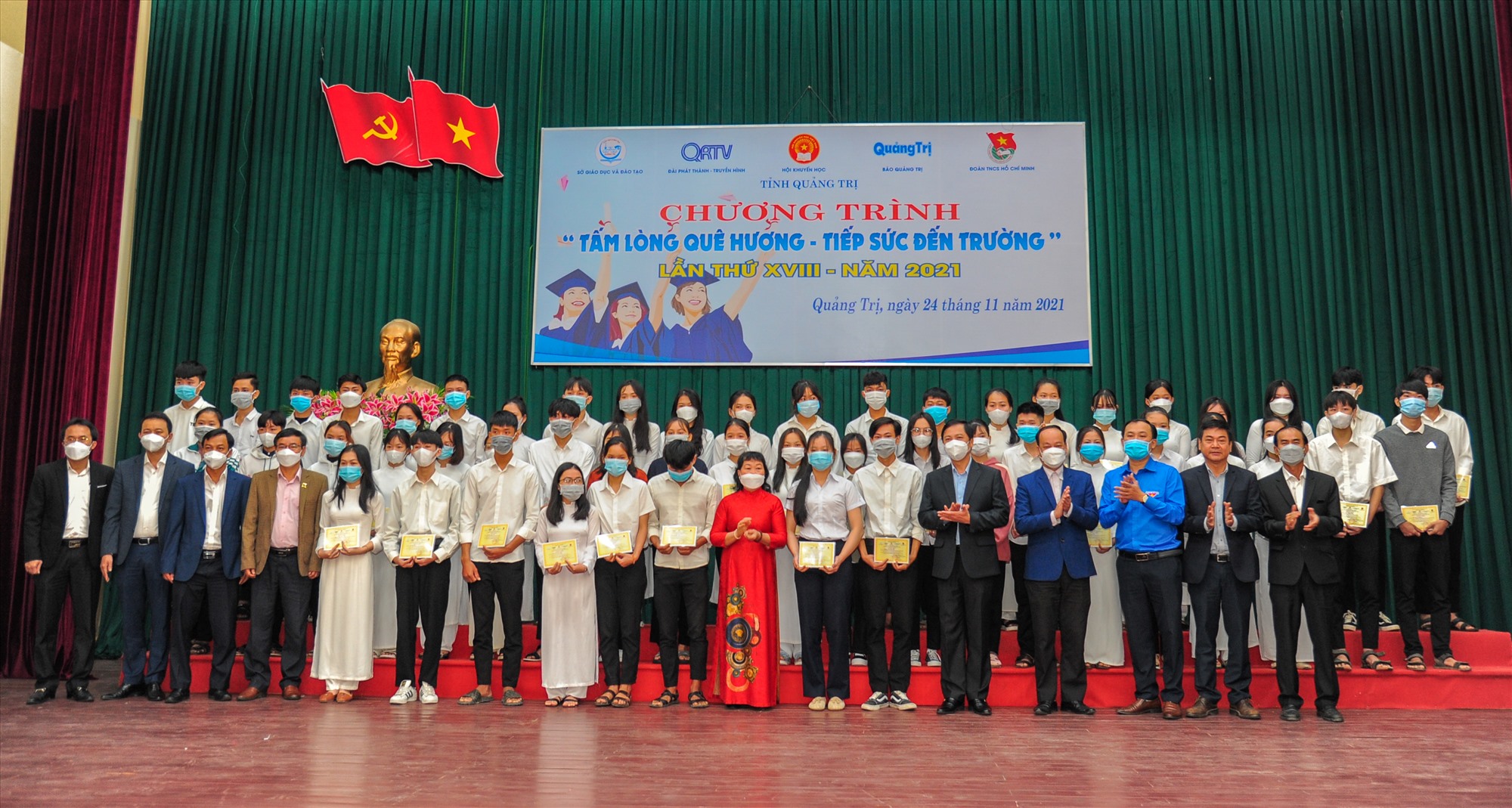Phó Chủ tịch UBND tỉnh Hoàng Nam và ban tổ chức chụp ảnh lưu niệm cùng các sinh viên - Ảnh: Trần Tuyền