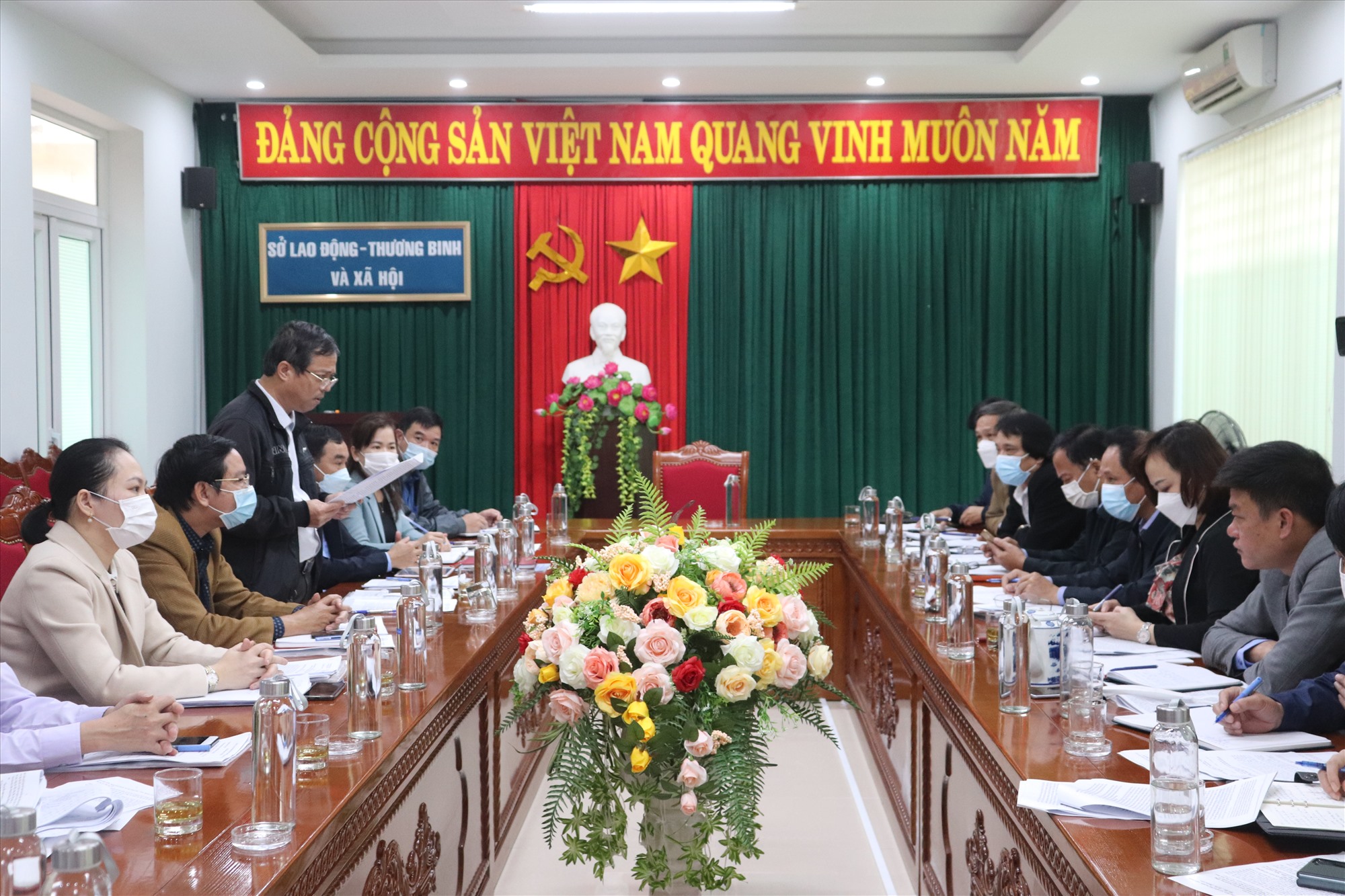 Phó Chủ tịch HĐND tỉnh Nguyễn Trần Huy phát biểu tại buổi làm việc của Ban Văn hóa – Xã hội HĐND tỉnh với Sở LĐ – TB&XH - Ảnh: T.P