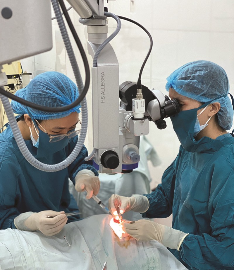 Một ca phẫu thuật mắt có sự tham gia của bác sĩ Bùi Thị Vân Anh -Ảnh: NVCC