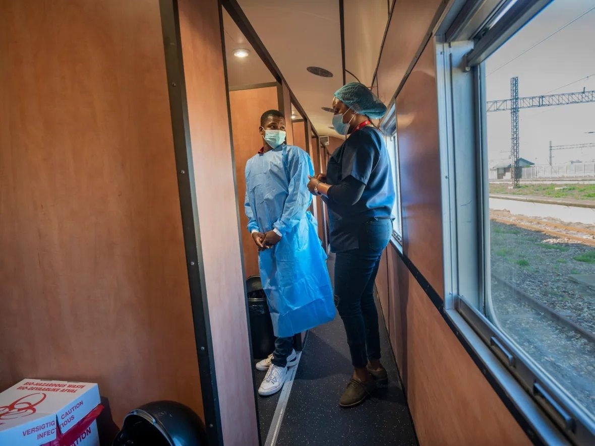 Một người được tiêm vắc-xin COVID-19 trên một chuyến tàu tại sân đường sắt Swartkops bên ngoài Gqeberha, Nam Phi, vào ngày 23/9. Ảnh: AP