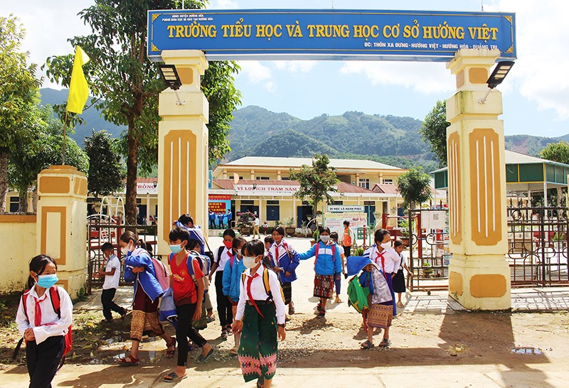 Trường Tiểu học và THCS Hướng Việt ngày càng khang trang, sạch đẹp -Ảnh: T.L