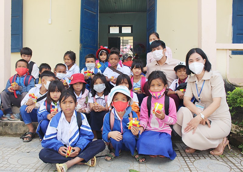 Học sinh Trường Tiểu học và THCS Hướng Việt đa số là người đồng bào dân tộc thiểu số Vân Kiều -Ảnh: TL