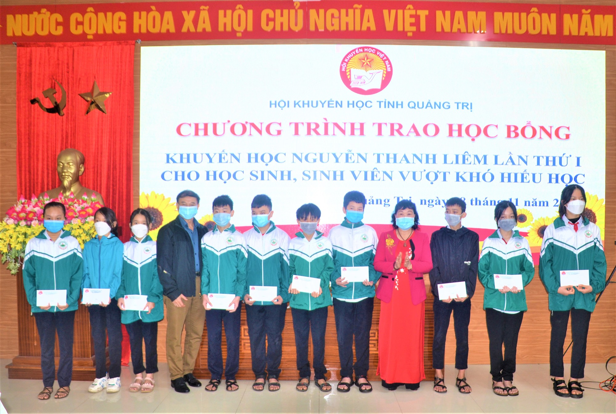 Trao học bổng khuyến học Nguyễn Thanh Liêm cho học sinh, sinh viên vượt khó hiếu học - Ảnh: Sỹ Hoàng