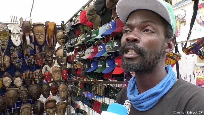 Một người Malawi làm nghề bán nón ở Cape Town lo sợ cho cuộc sống của gia đình mình bị ảnh hưởng.