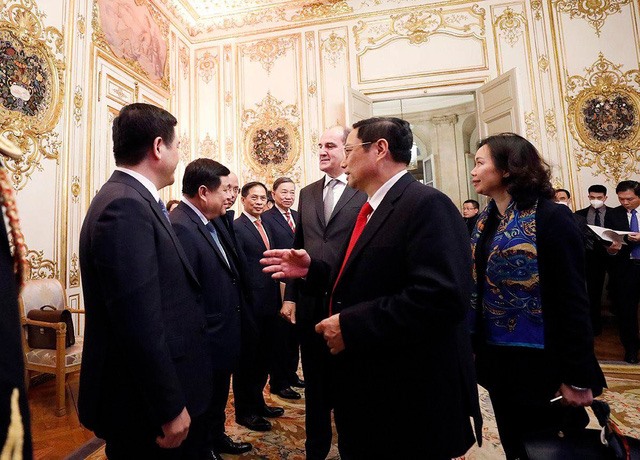 Thủ tướng Phạm Minh Chính giới thiệu các thành viên trong đoàn Việt Nam. Ảnh: TTXVN
