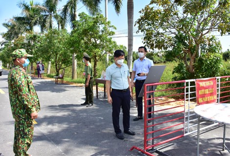 Phó Chủ tịch UBND tỉnh Nguyễn Thanh Bình kiểm tra việc hệ thống quét mã QR tại chốt kiểm soát dịch COVID-19 xã Quảng Vinh (huyện Quảng Điền)