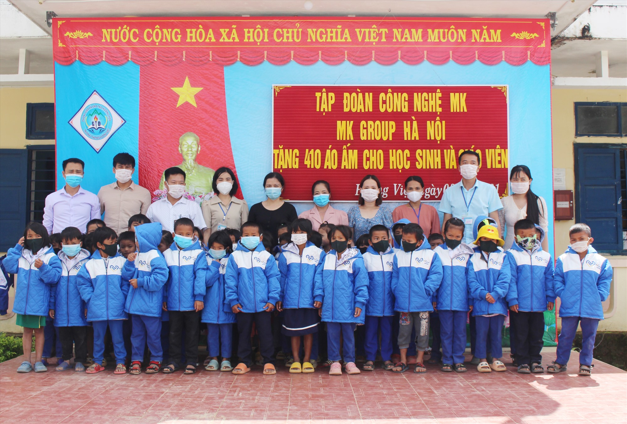 Học sinh tiểu học của trường được nhận áo ấm của Tập đoàn Công nghệ MK - Ảnh: Tú Linh