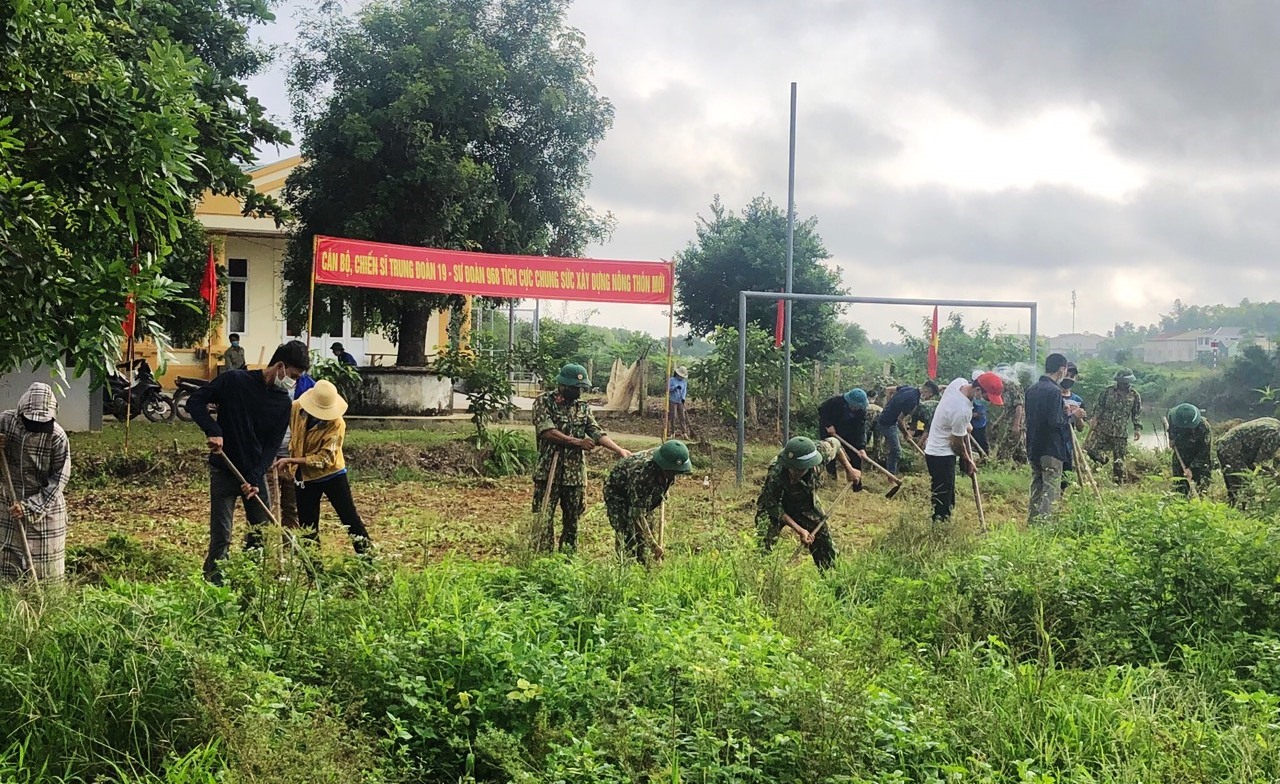 Cán bộ, chiến sĩ Trung đoàn 19 cùng người dân thôn Trương Xá chỉnh trang nông thôn mới - Ảnh: T.H