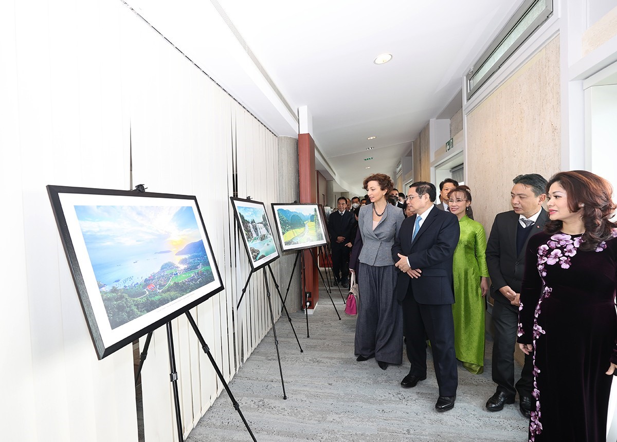 Thủ tướng Phạm Minh Chính xem trưng bày ảnh di sản của Việt Nam tại Trụ sở UNESCO.