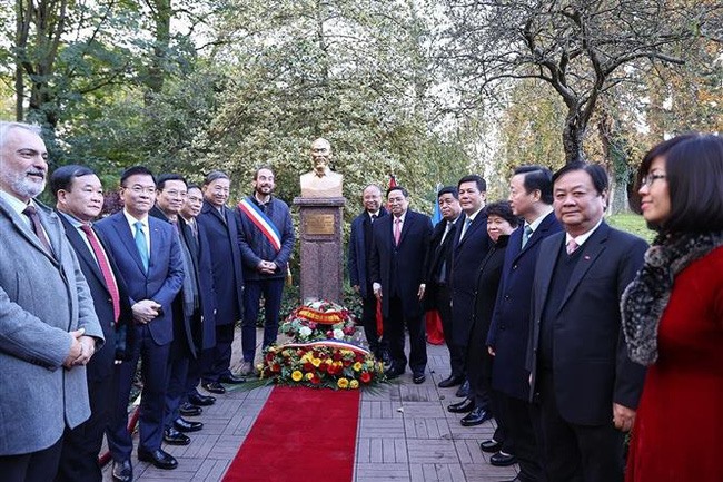 Đoàn đại biểu cấp cao Việt Nam dâng hoa tại tượng đài Bác Hồ và thăm không gian Hồ Chí Minh trong Bảo tàng lịch sử sống tại công viên Montreau