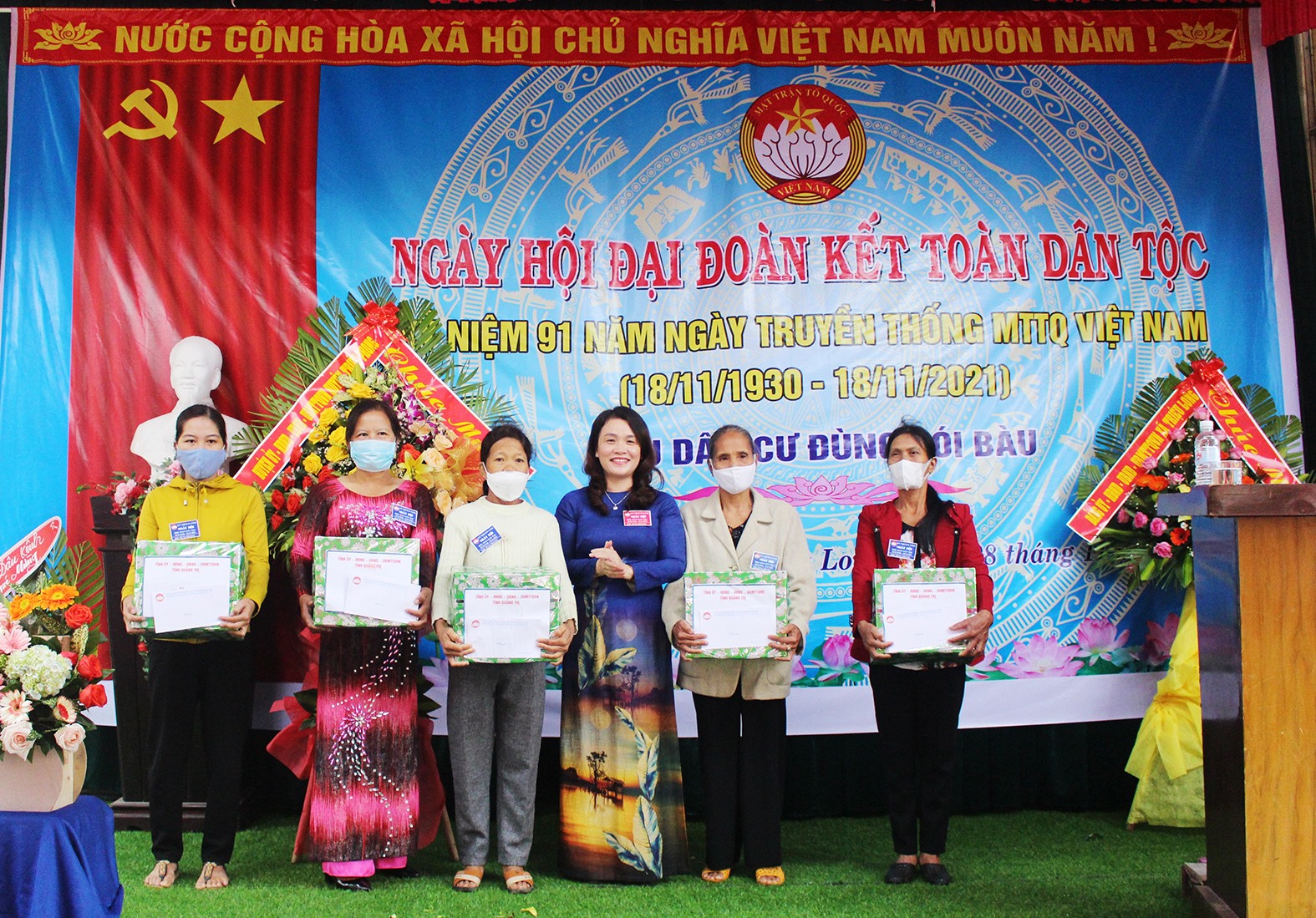 Chủ nhiệm UBKT Tỉnh ủy Hồ Thị Thu Hằng tặng quà cho các gia đình có hoàn cảnh khó khăn ở thôn Đùng Hói Bàu - Ảnh: Tú Linh