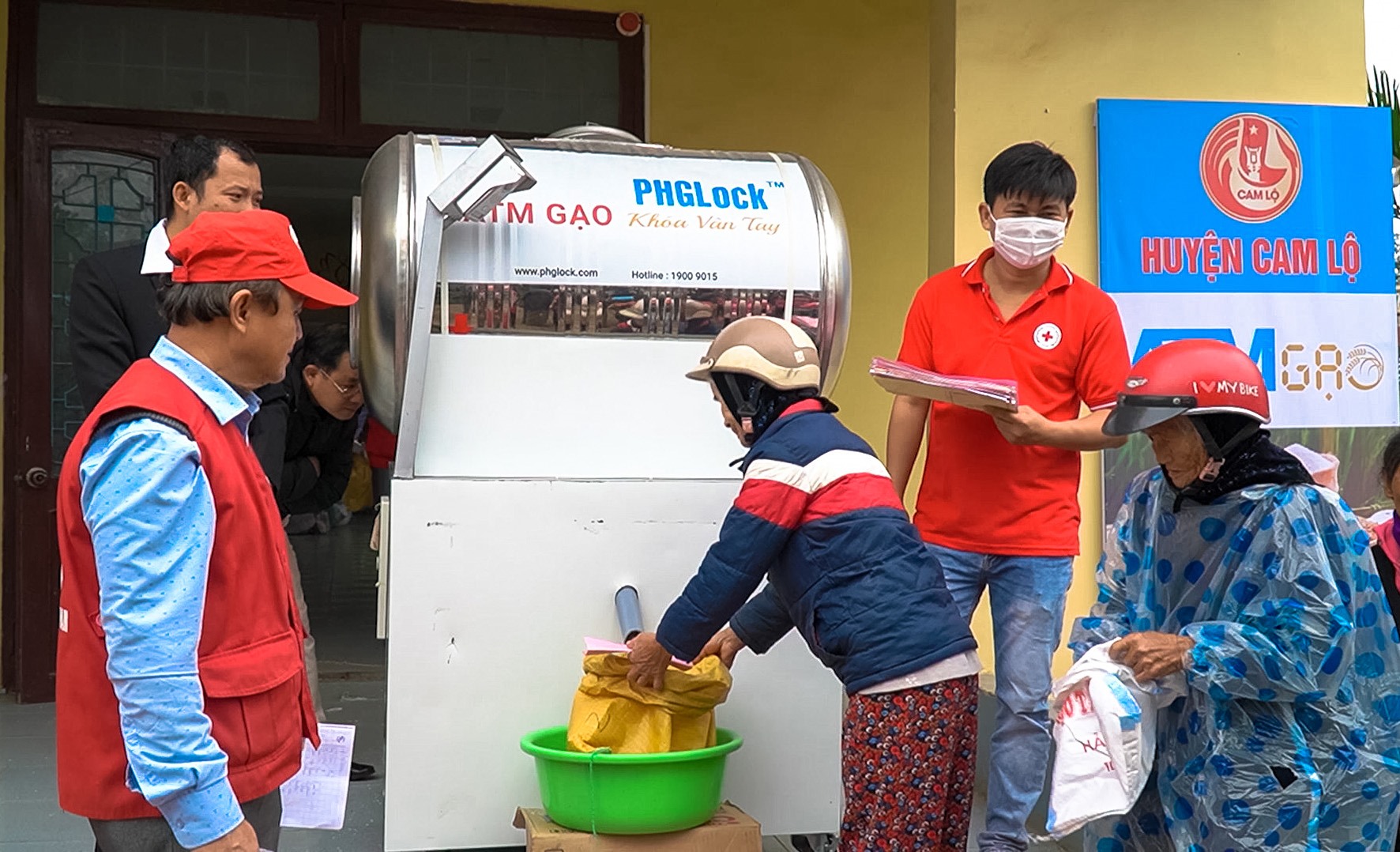 Người dân có hoàn cảnh khó khăn nhận gạo tại máy “ATM gạo” của Hội CTĐ huyện Cam Lộ - Ảnh: L.T
