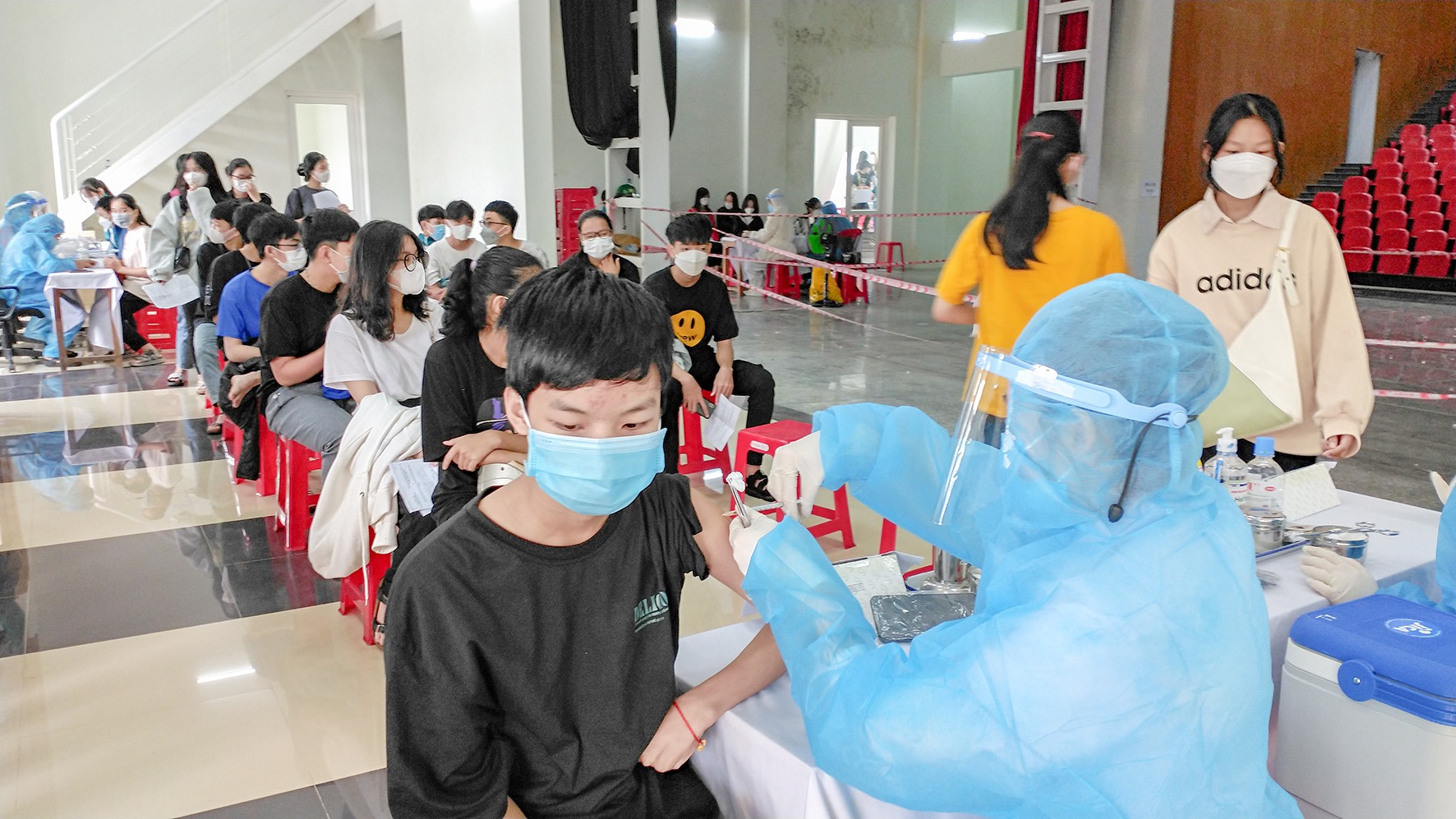 Học sinh Trường THPT Đông Hà tiêm vắc xin phòng COVID-19 tại Nhà Văn hóa trung tâm thành phố - Ảnh: A.Q