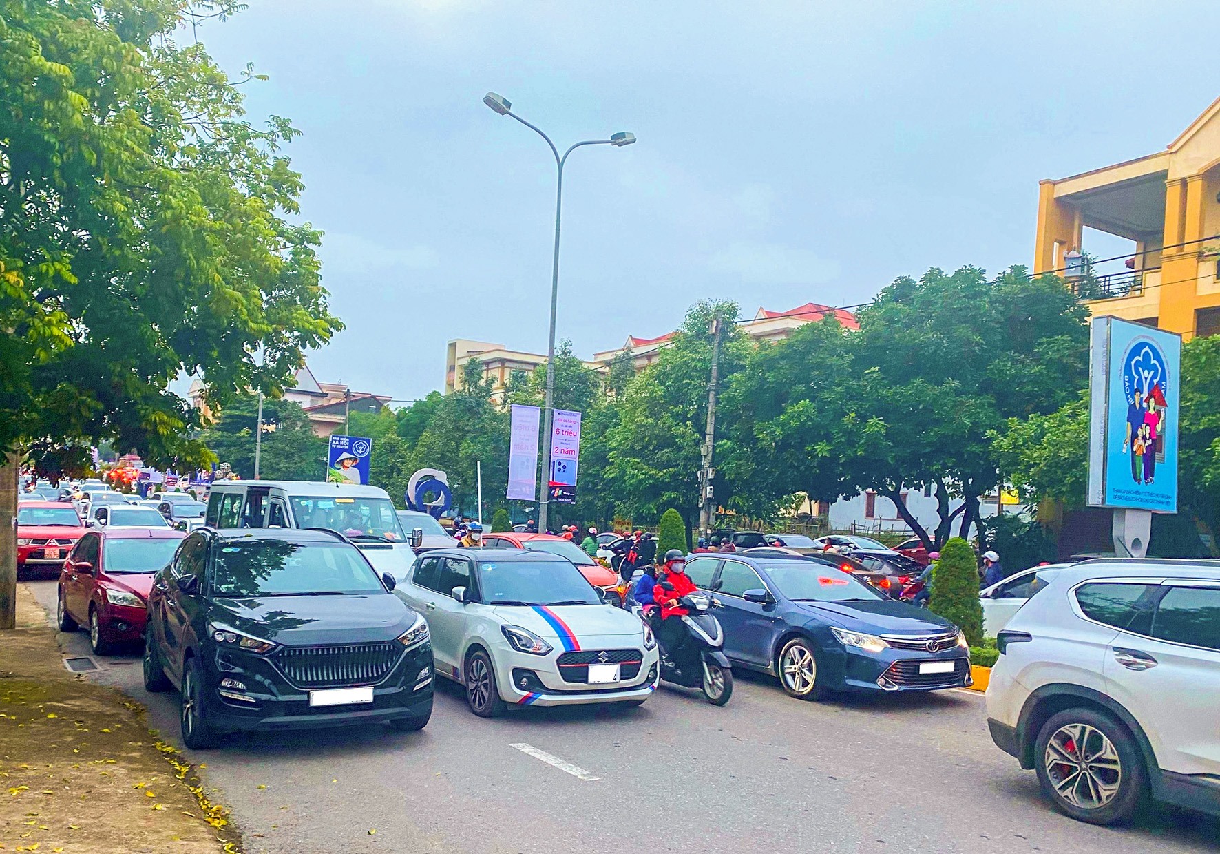 Tình trạng ùn tắc giao thông xảy ra trên tuyến đường Hùng Vương, đoạn đi qua Trường Trưng Vương - Ảnh: Bạn đọc cung cấp