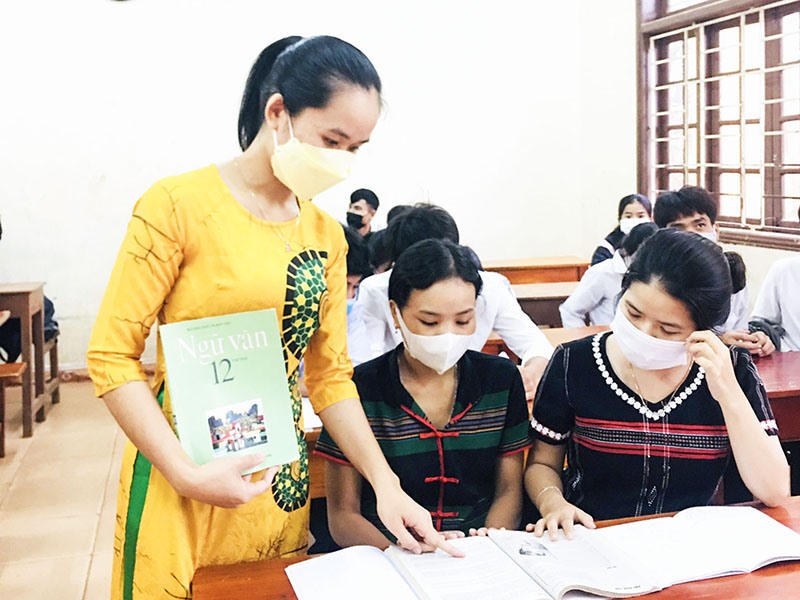 Cô giáo Nguyễn Thị Kim Hảo trong giờ dạy học sinh lớp 12 của Trường THPT A Túc - Ảnh: T.L