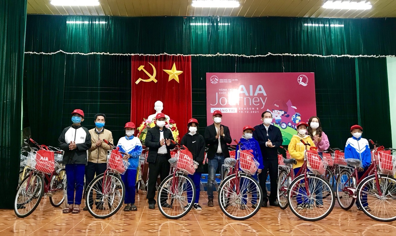 Đại diện các đơn vị trao tặng xe đạp cho học sinh tại huyện Hướng Hóa- Ảnh: BL