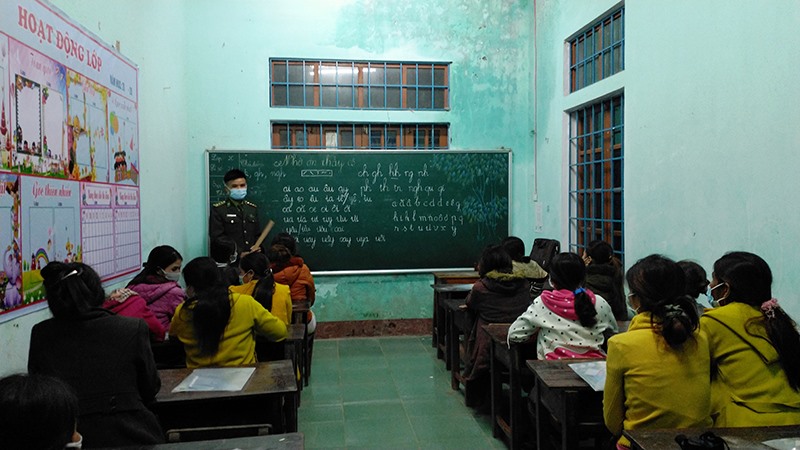 Lớp học xóa mù chữ ở thôn A Dơi Đớ được tổ chức vào buổi tối các ngày thứ 3,5,7 hằng tuần thu hút nhiều chị em tham gia - Ảnh: H.N