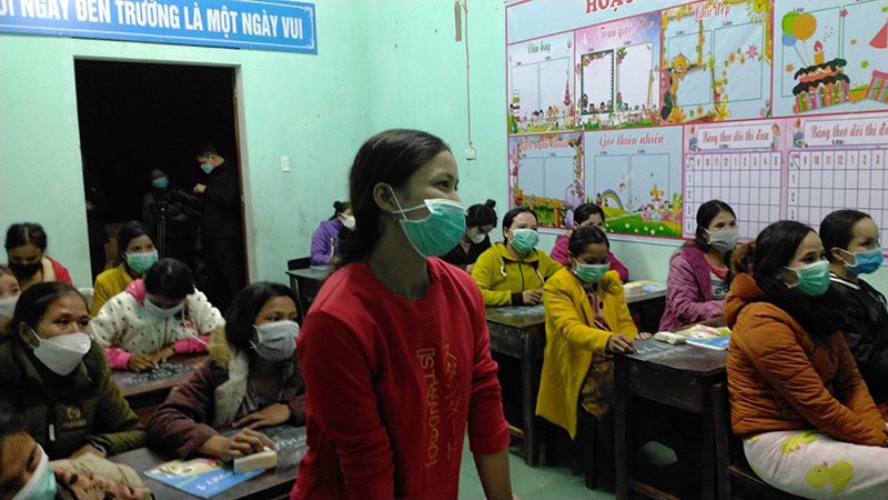 Sau gần 3 tháng học tập, chị Hồ Thị Thoong (đứng) và nhiều học viên trong lớp đã biết đọc, biết viết - Ảnh: H.N
