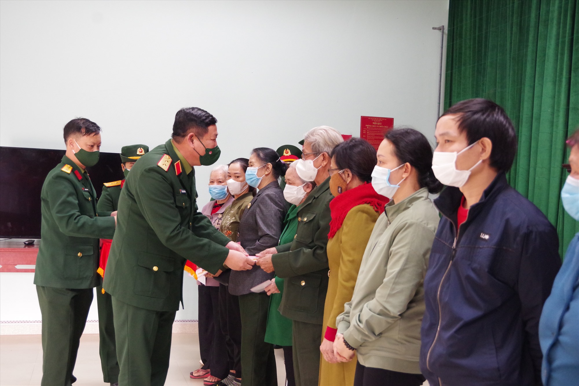 Trung tướng Huỳnh Chiến Thắng, Phó Tổng Tham mưu trưởng Quân đội Nhân dân Việt Nam tặng quà các đối tượng chính sách và hộ nghèo  - Ảnh: Xuân Diện