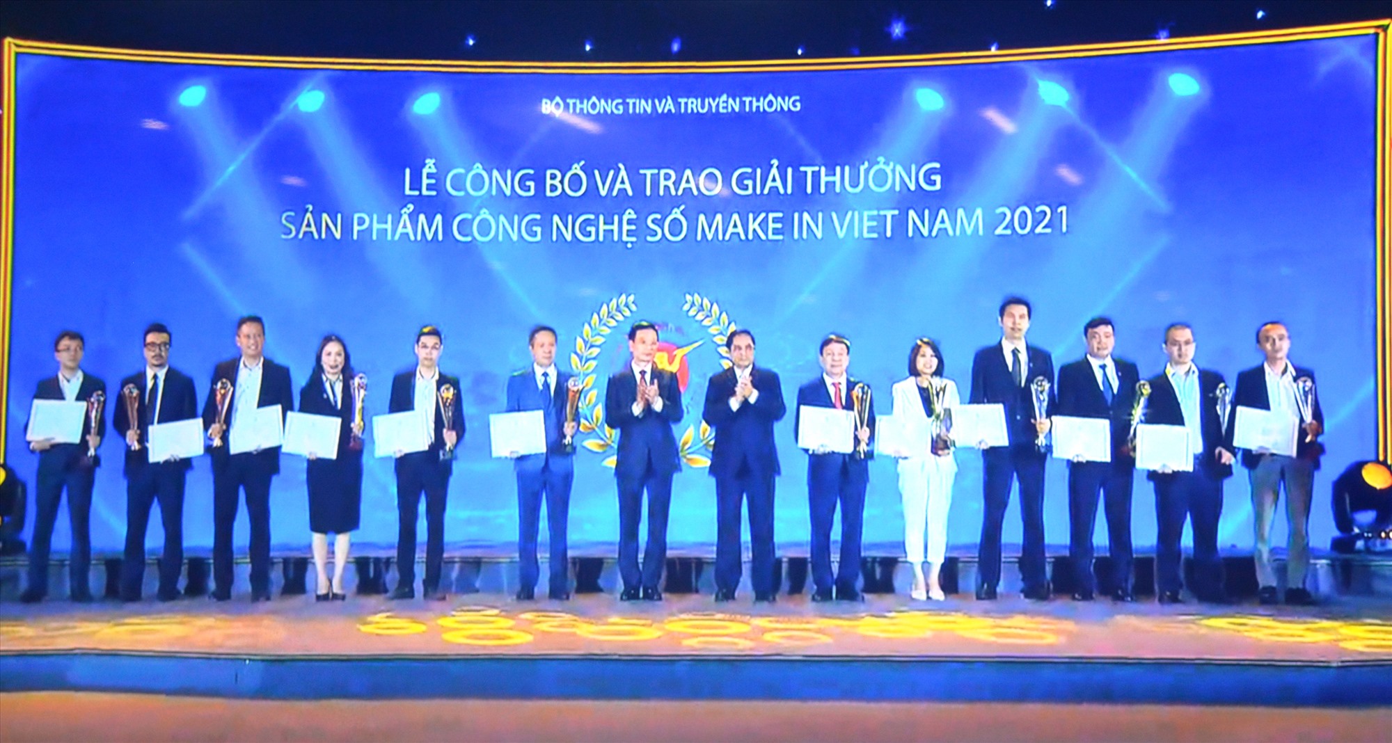 Thủ tướng Chính phủ Phạm Minh Chính trao giải thưởng Sản phẩm công nghệ số make in Việt Nam 2021 cho 12 doanh nghiệp xuất sắc - Ảnh: L.T