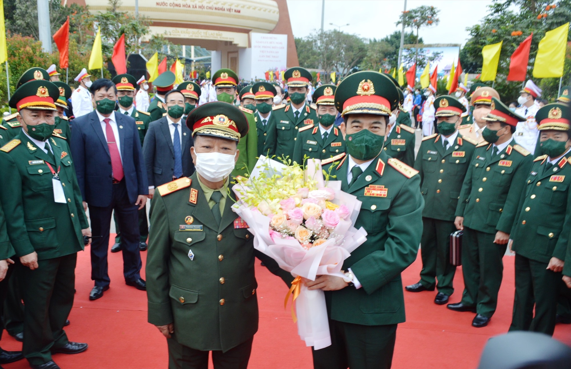 Đại tướng Phan Văn Giang, Bộ trưởng Bộ Quốc phòng Việt Nam trao tặng hoa và đón Đại tướng Chăn Sạ Mỏn Chăn Nha Lạt, Bộ trưởng Bộ Quốc phòng Lào sang dự giao lưu- Ảnh: ĐV