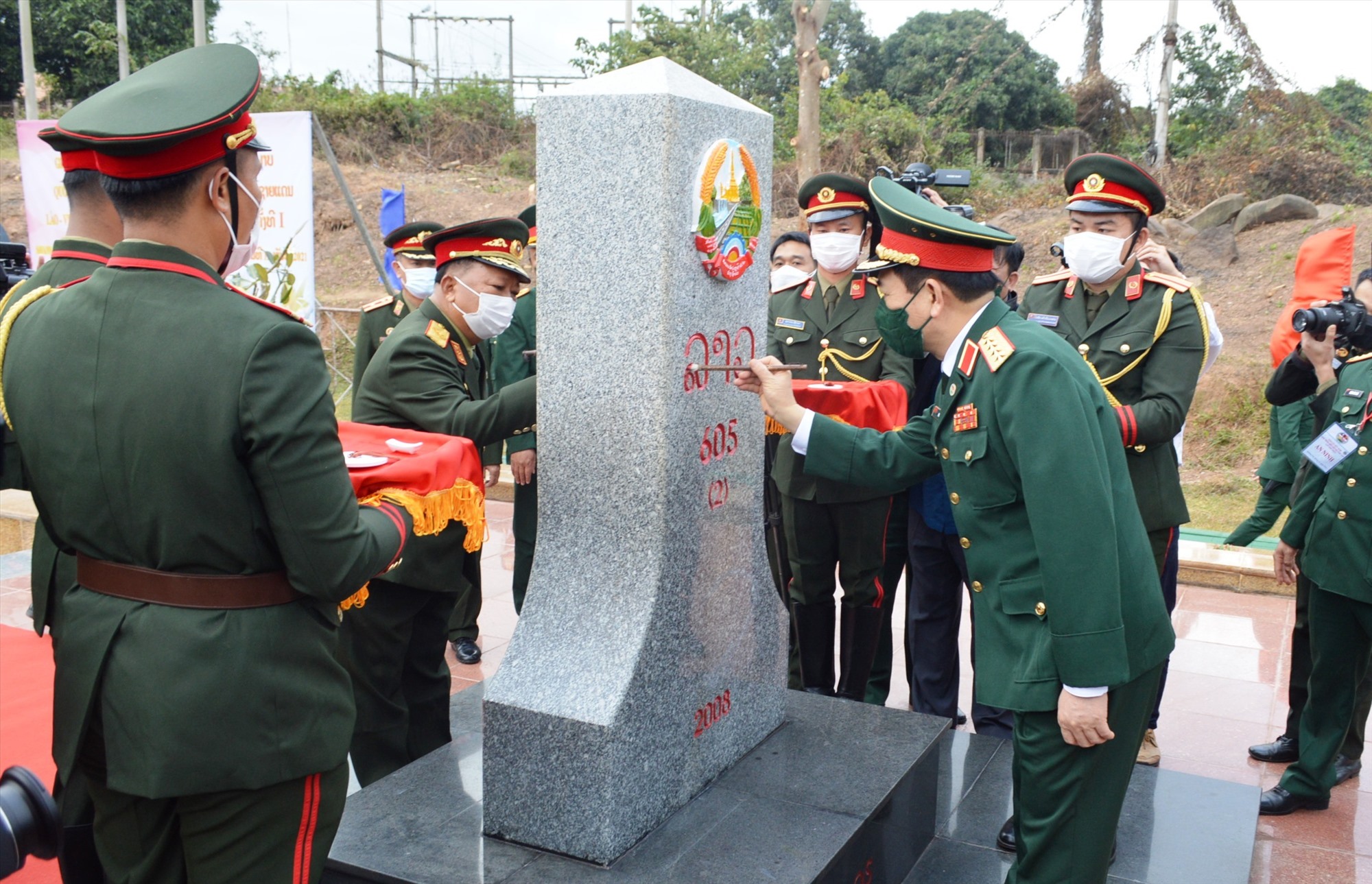 Đại tướng Phan Văn Giang, Bộ trưởng Bộ Quốc phòng Việt Nam và Đại tướng Chăn Sạ Mỏn Chăn Nha Lạt, Bộ trưởng Bộ Quốc phòng Lào thực hiện nghi thức tô son cột mốc chủ quyền tại cột mốc 605- Ảnh: ĐV