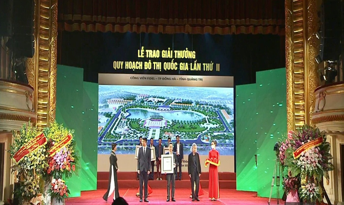 Ban Tổ chức Giải thưởng VUPA lần thứ II năm 2020 trao giải Đồng cho Công ty Cổ phần Việt Tín - Ảnh: N.B