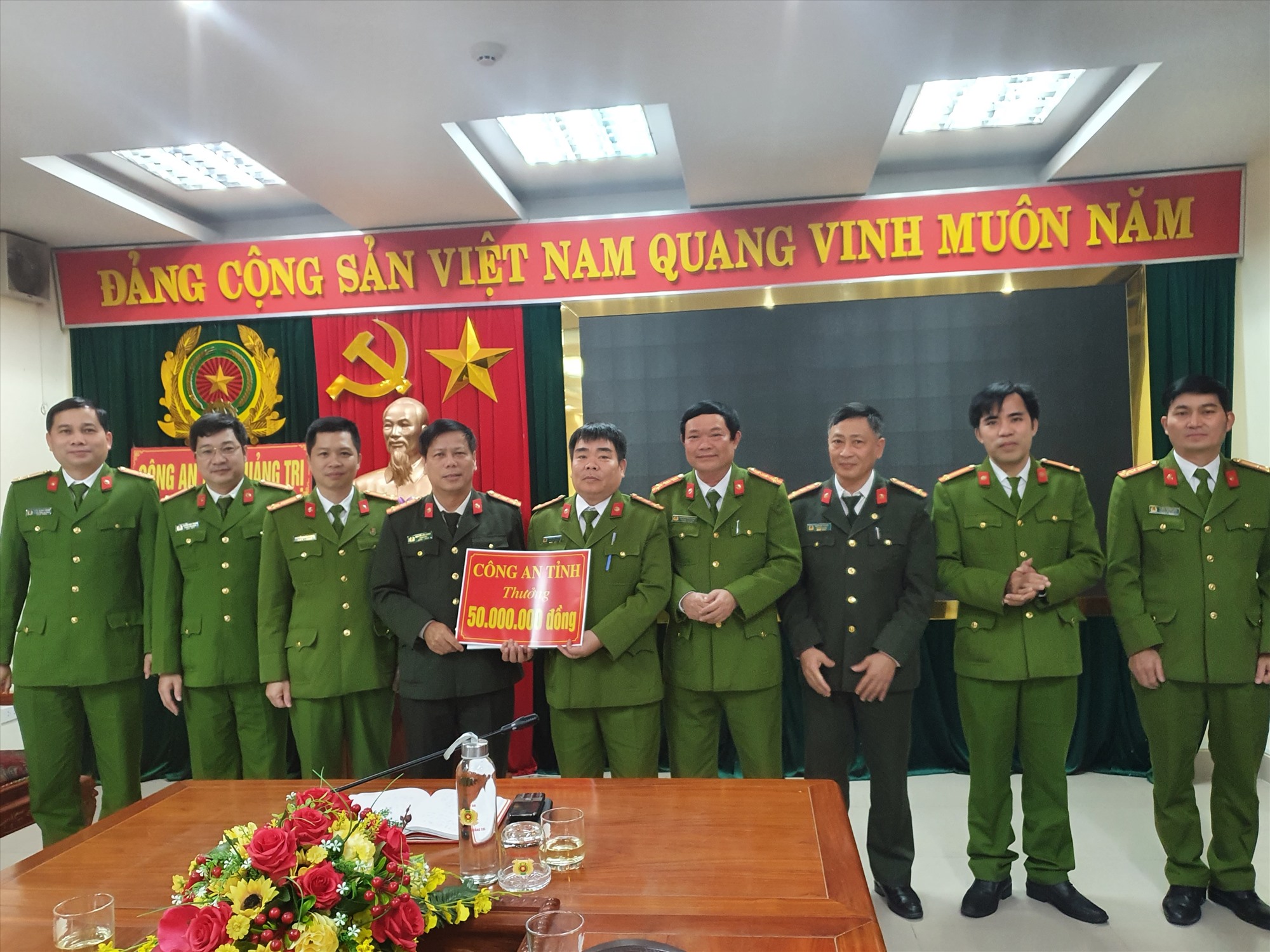 Giám đốc Công an tỉnh, Đại tá Nguyễn Văn Thanh trao thưởng cho ban chuyên án - Ảnh: Anh Tuấn