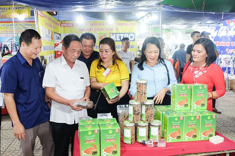Các hội chợ thương mại được tổ chức ở Vĩnh Linh góp phần tiêu thụ, quảng bá các sản phẩm của địa phương và trong nước - Ảnh: M.H