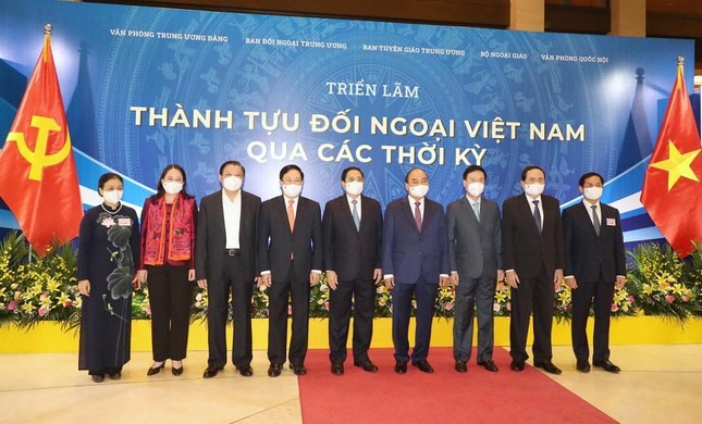 Lãnh đạo Đảng, Nhà nước chụp ảnh chung tại triển lãm thành tựu đối ngoại Việt Nam qua các thời kỳ. Ảnh Như Ý