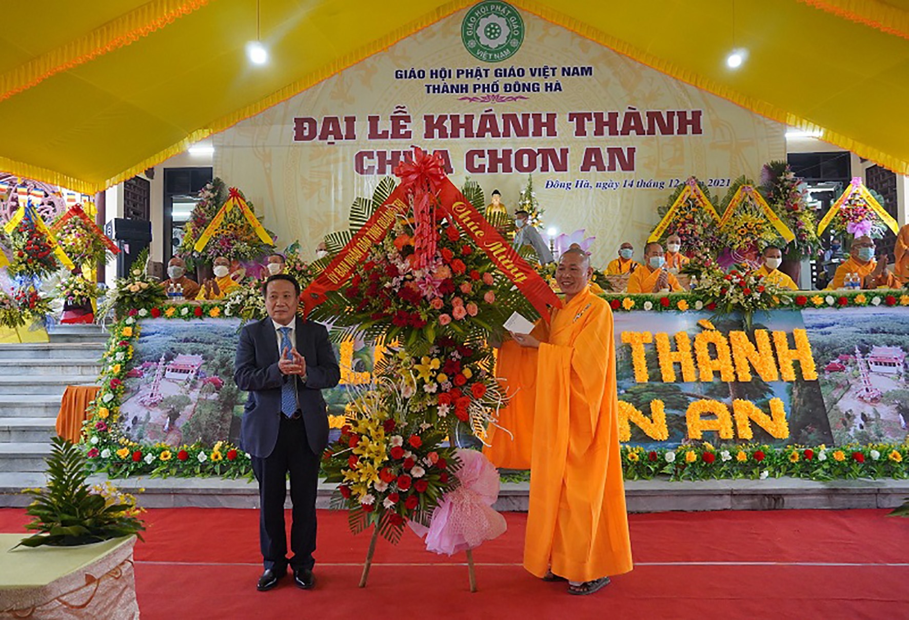 Lãnh đạo UBND tỉnh tặng hoa chúc mừng tại lễ khánh thành Chùa Chơn An - Ảnh: Tiến Nhất