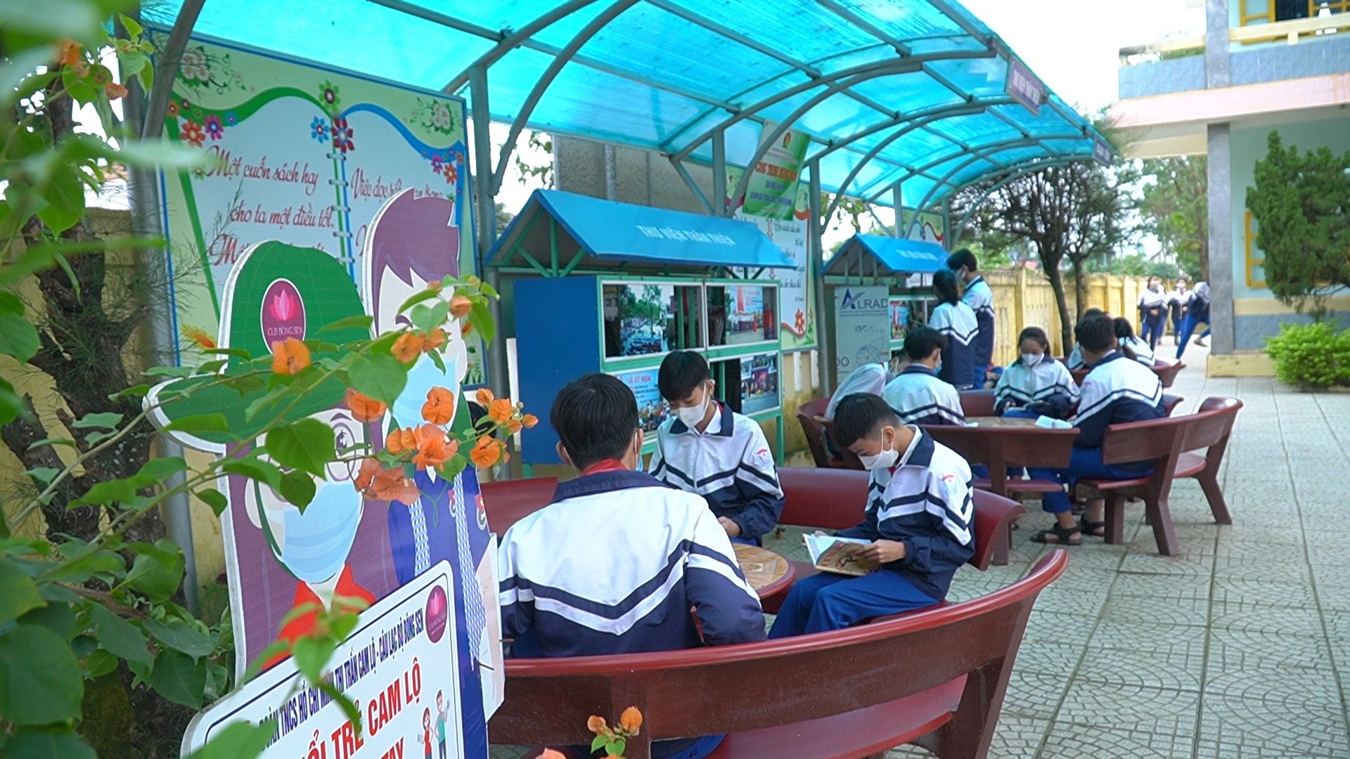 Học sinh Trường THCS Trần Hưng Đạo, thị trấn Cam Lộ đọc sách trong giờ giải lao tại “Thư viện xanh” của trường - Ảnh: L.T