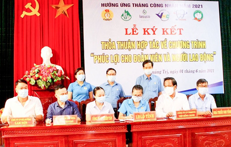 Ký kết thỏa thuận hợp tác về chương trình “Phúc lợi đoàn viên năm 2021 giữa Liên đoàn Lao động tỉnh với các doanh nghiệp - Ảnh: K.S